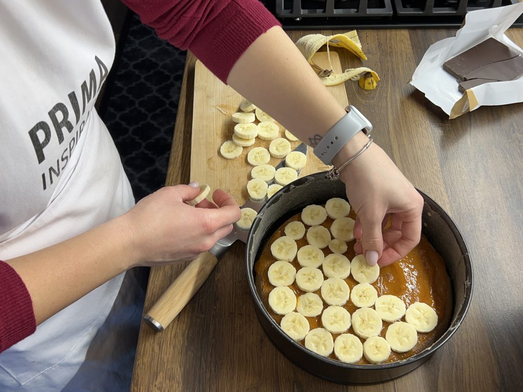 Banánový zákusek s kakaovým korpusem, džemem a šlehačkou