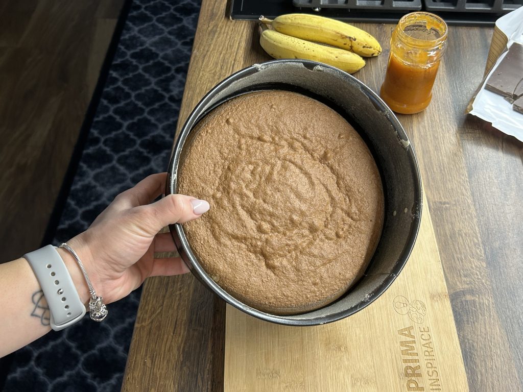 Banánový zákusek s kakaovým korpusem, džemem a šlehačkou