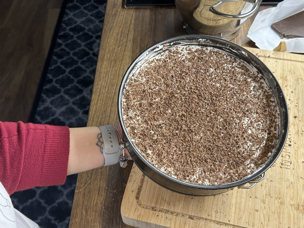 Banánový zákusek s kakaovým korpusem, džemem a šlehačkou