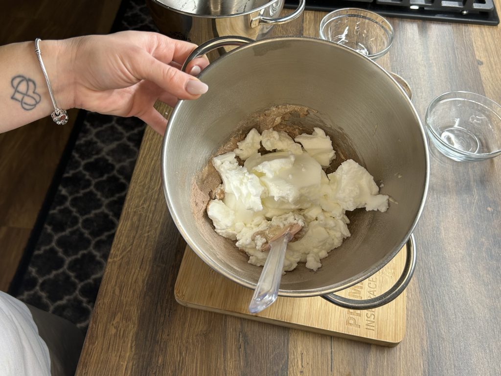 Banánový zákusek s kakaovým korpusem, džemem a šlehačkou