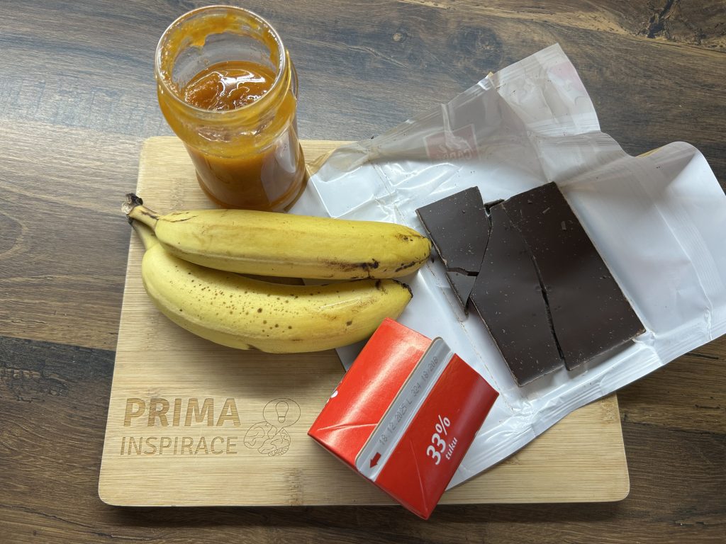 Banánový zákusek s kakaovým korpusem, džemem a šlehačkou
