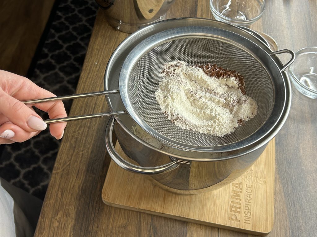 Banánový zákusek s kakaovým korpusem, džemem a šlehačkou