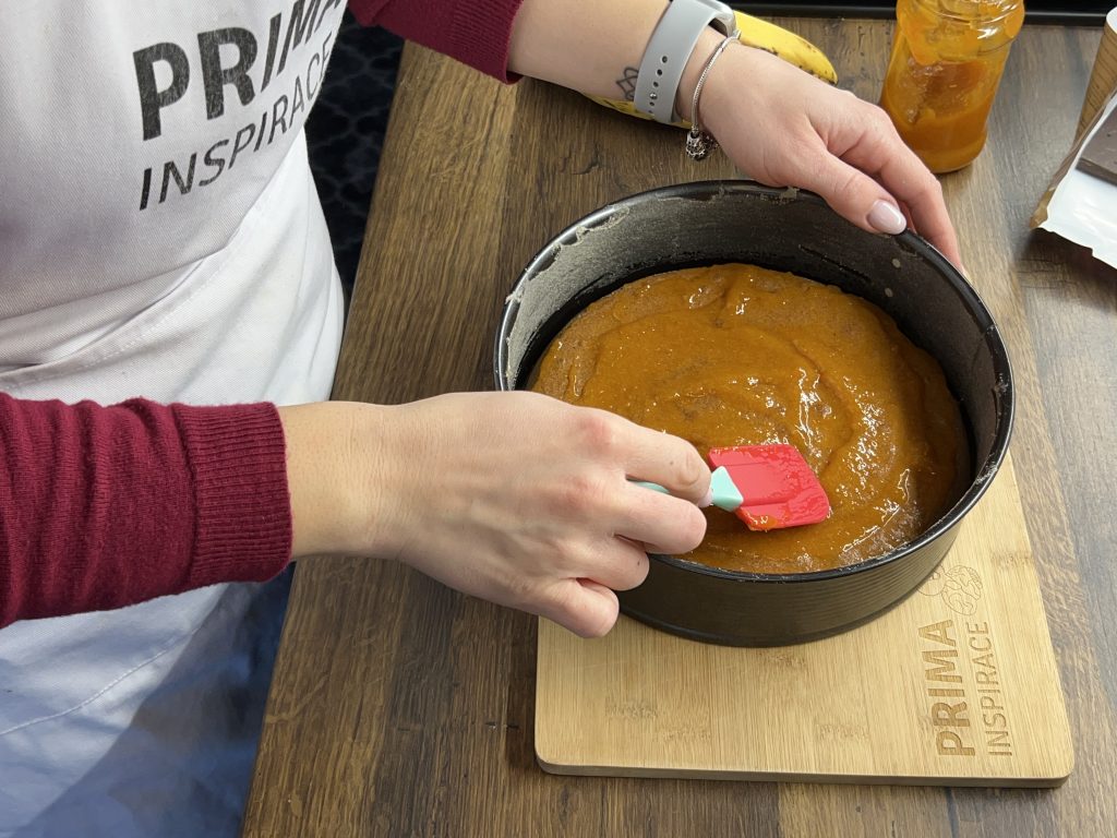 Banánový zákusek s kakaovým korpusem, džemem a šlehačkou