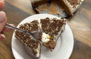 Banánový zákusek s kakaovým korpusem, džemem a šlehačkou