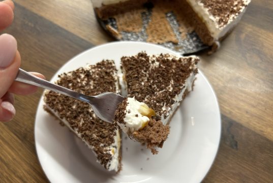 Banánový zákusek s kakaovým korpusem, džemem a šlehačkou Banánový zákusek s kakaovým korpusem, džemem a šlehačkou