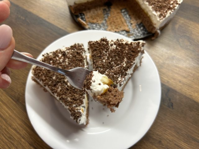 Banánový zákusek s kakaovým korpusem, džemem a šlehačkou