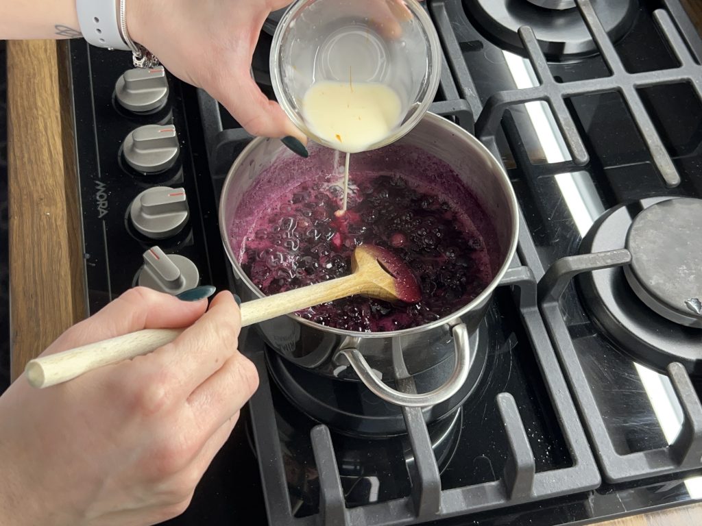 Borůvkový koláč s bílou čokoládou