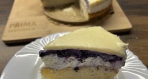 Borůvkový koláč s bílou čokoládou Borůvkový koláč s bílou čokoládou: Luxusní dezert s mascarpone krémem
