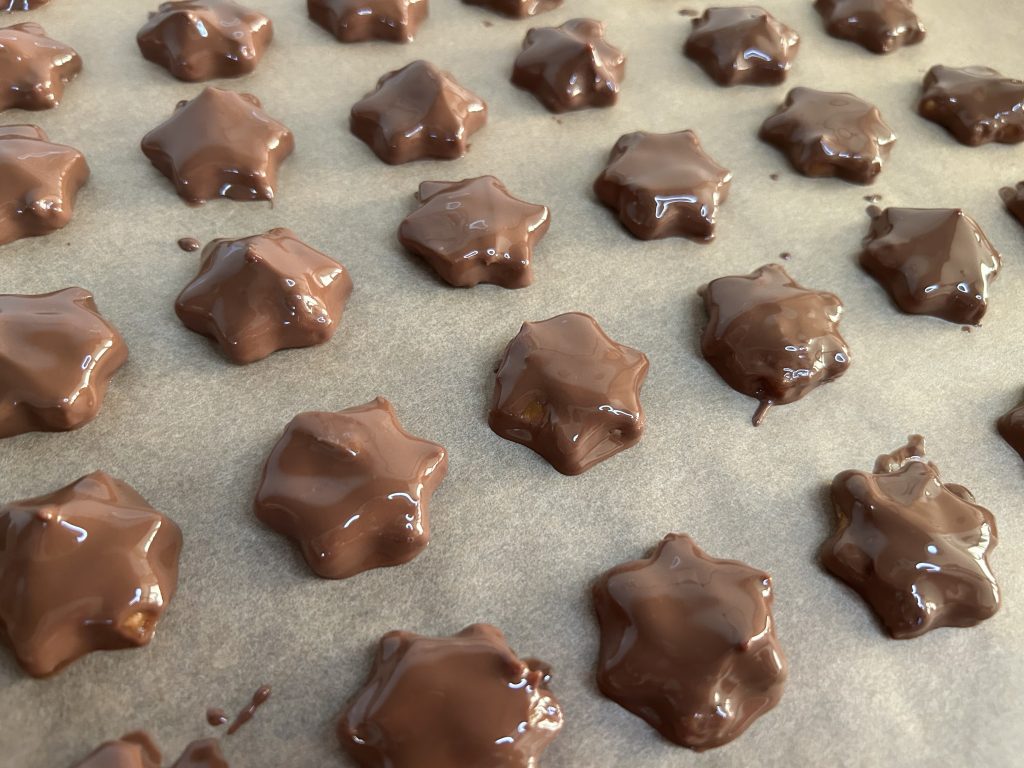 Hvězdičkové sušenky s karamelovým salkem v mléčné čokoládě