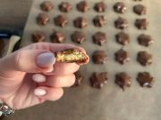 Hvězdičkové sušenky s karamelovým salkem v mléčné čokoládě