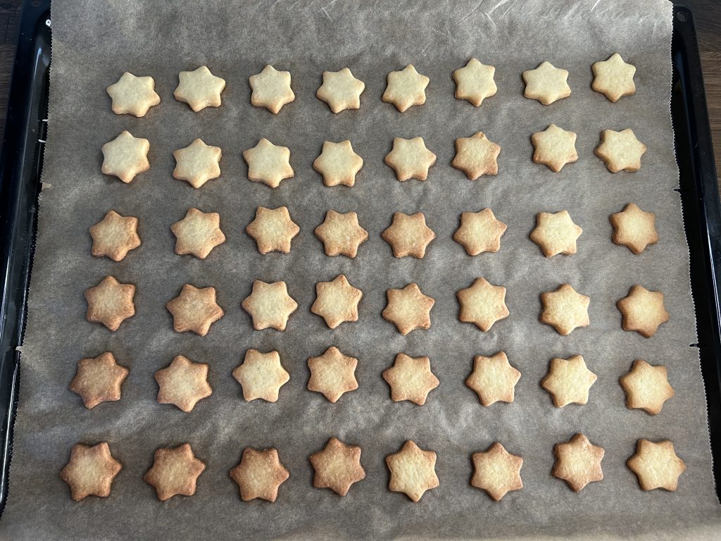 Hvězdičkové sušenky s karamelovým salkem v mléčné čokoládě