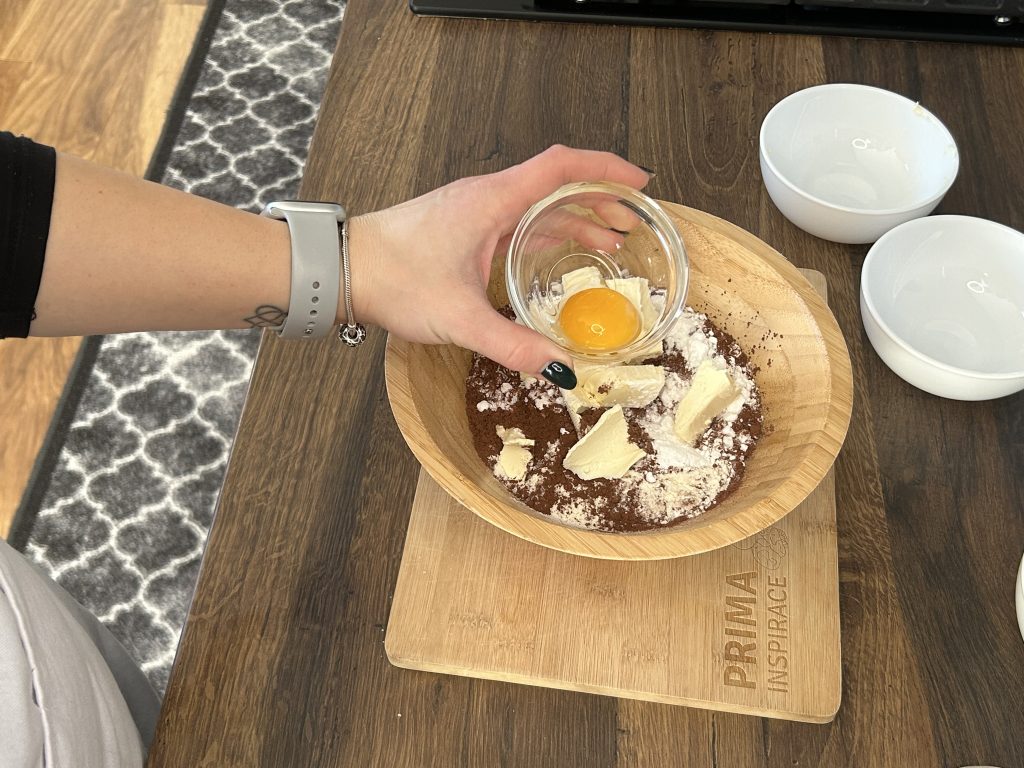 Neodolatelné kakaové sušenky s karamelizovaným ovocem a ořechy