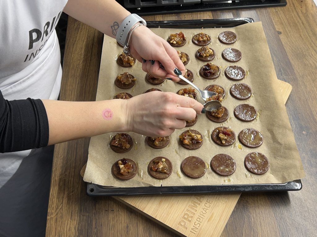 Neodolatelné kakaové sušenky s karamelizovaným ovocem a ořechy