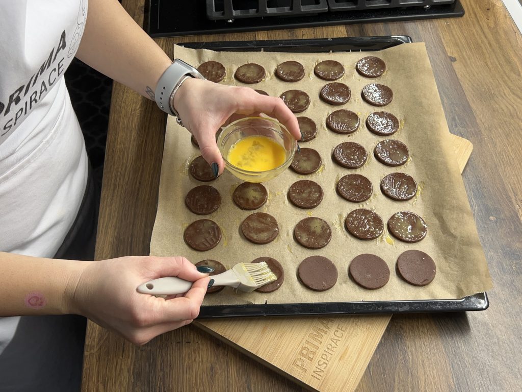 Neodolatelné kakaové sušenky s karamelizovaným ovocem a ořechy