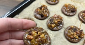 Neodolatelné kakaové sušenky s karamelizovaným ovocem a ořechy