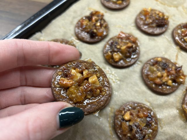 Neodolatelné kakaové sušenky s karamelizovaným ovocem a ořechy