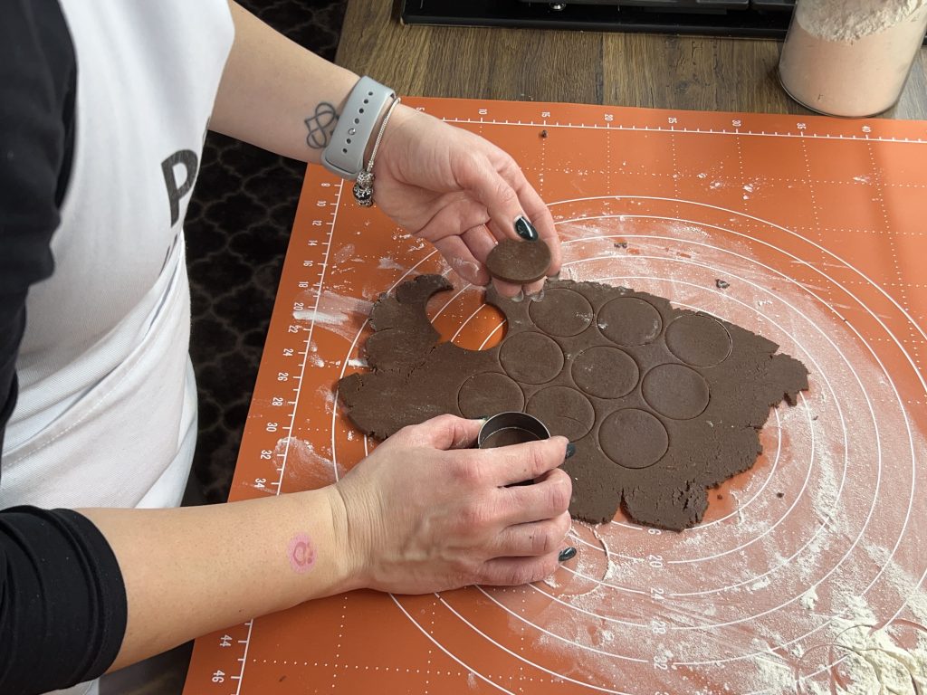 Neodolatelné kakaové sušenky s karamelizovaným ovocem a ořechy