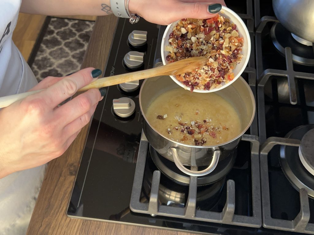 Neodolatelné kakaové sušenky s karamelizovaným ovocem a ořechy