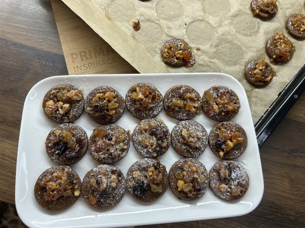 Neodolatelné kakaové sušenky s karamelizovaným ovocem a ořechy