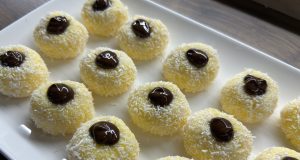 Kočičí oči - nepečené kokosové cukroví s čokoládovou náplní