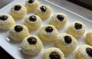 Kočičí oči – nepečené kokosové cukroví s čokoládovou náplní Kočičí oči - nepečené kokosové cukroví s čokoládovou náplní