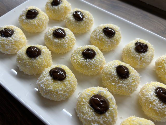 Kočičí oči - nepečené kokosové cukroví s čokoládovou náplní