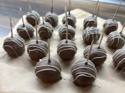 Nepečené Mila kuličky z rozmixovaných Mila řezů, mascarpone a mandlí