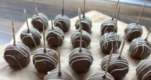 Nepečené Mila kuličky z rozmixovaných Mila řezů, mascarpone a mandlí