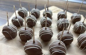 Kuličky z rozmixovaných Mila řezů Nepečené Mila kuličky z rozmixovaných Mila řezů, mascarpone a mandlí