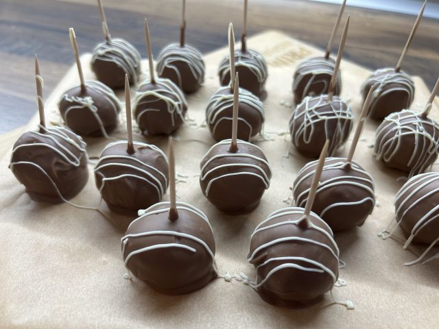 Nepečené Mila kuličky z rozmixovaných Mila řezů, mascarpone a mandlí