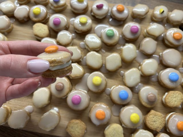 Ledovky s vanilkovým pudinkovým krémem a citronovou polevou Ledovky s vanilkovým pudinkovým krémem a citronovou polevou