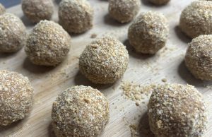 Medové kuličky – recept na vánoční cukroví Medové kuličky - recept na vánoční cukroví