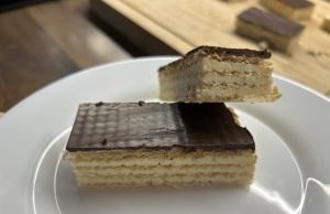 Domácí Mila řezy Domácí Mila řezy – jednoduchý nepečený dezert z oplatků, který chutná jako originál