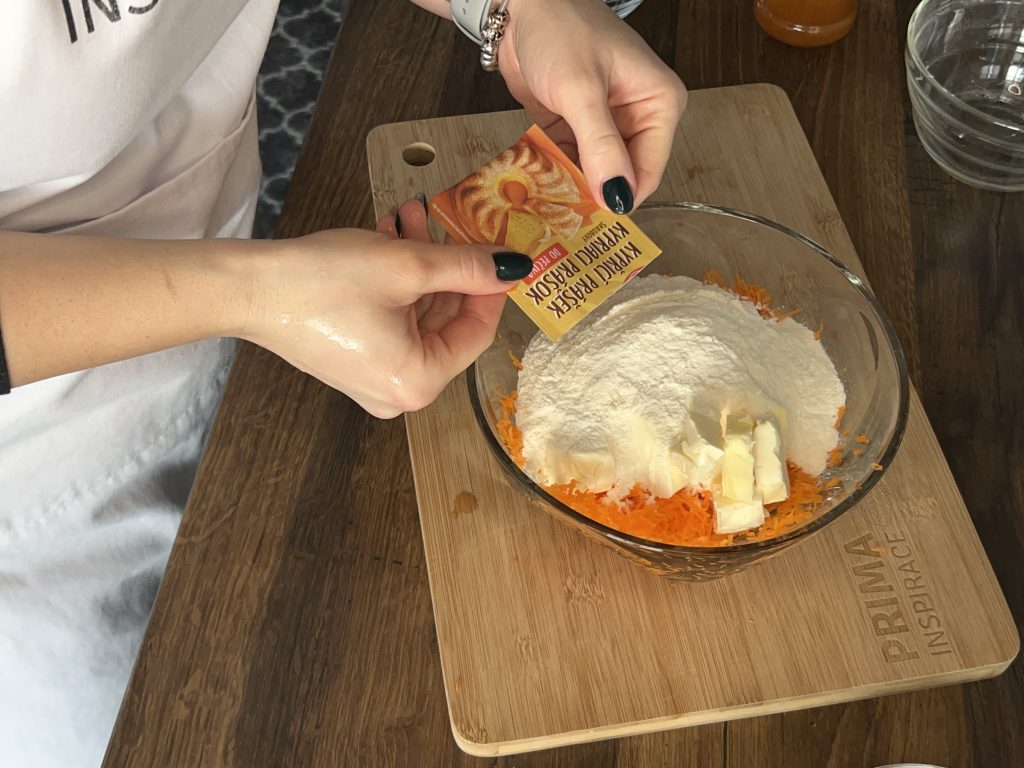 Mrkvové cukroví s ovocnou marmeládou a čokoládovou polevou