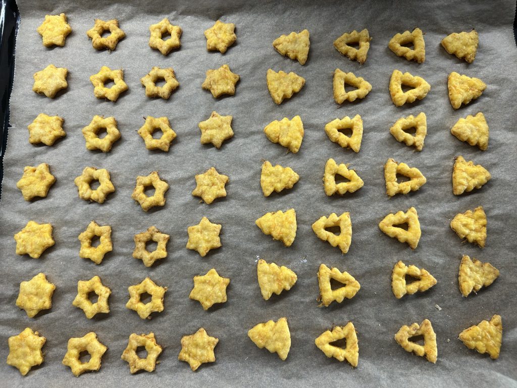 Mrkvové cukroví s ovocnou marmeládou a čokoládovou polevou