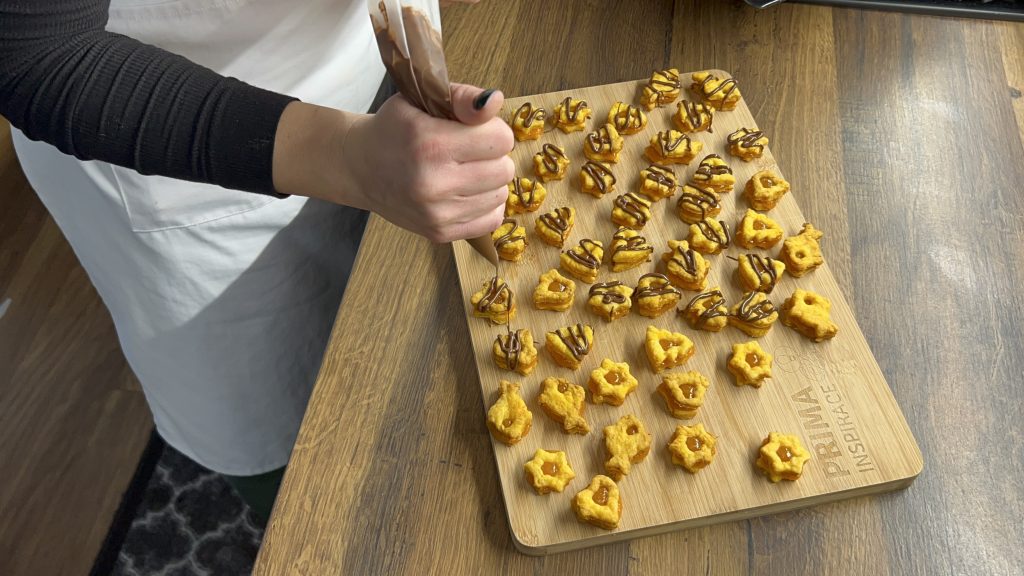 Mrkvové cukroví s ovocnou marmeládou a čokoládovou polevou