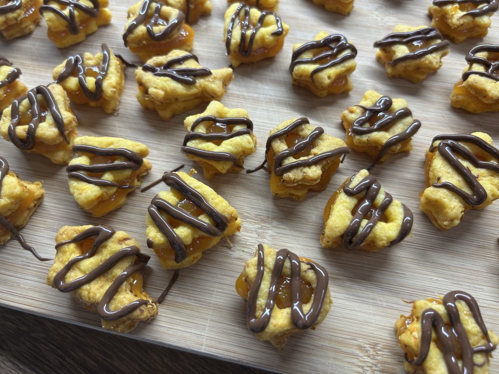 Mrkvové cukroví s ovocnou marmeládou a čokoládovou polevou