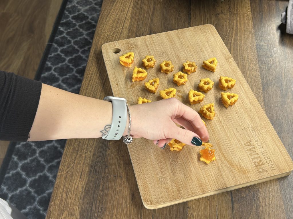 Mrkvové cukroví s ovocnou marmeládou a čokoládovou polevou