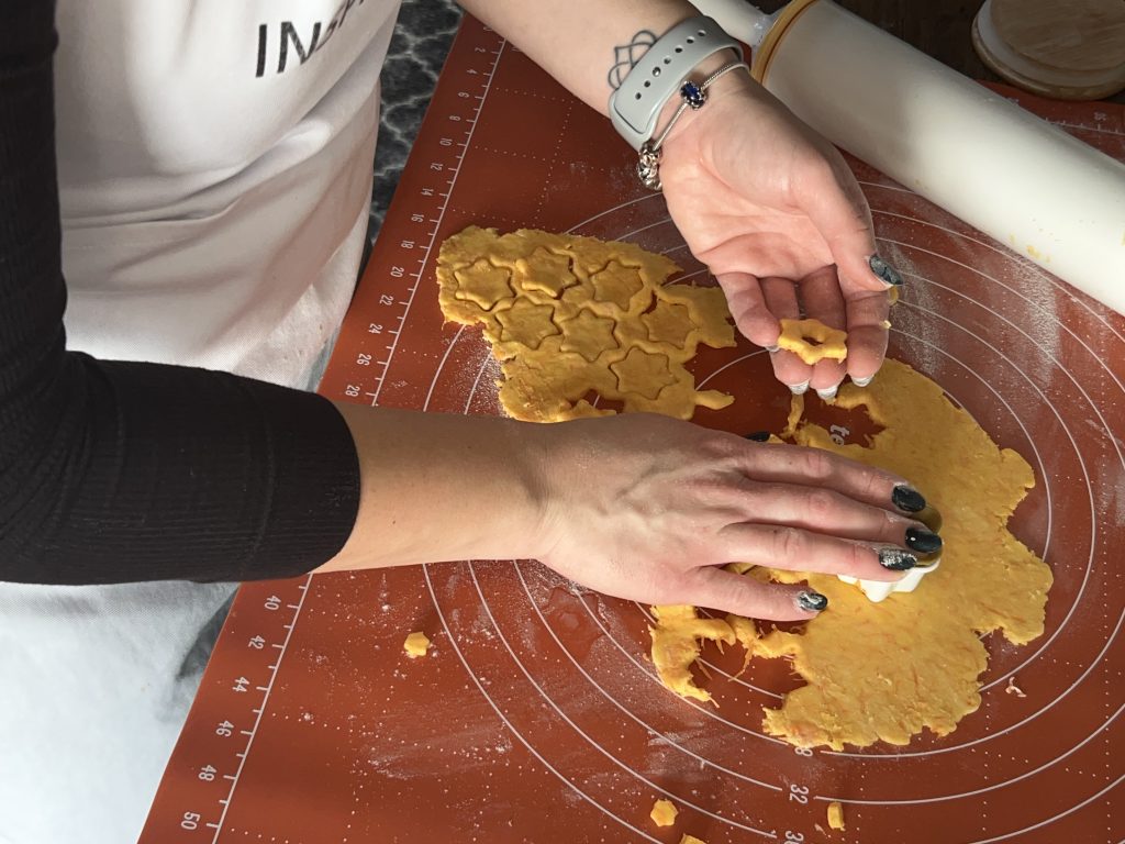 Mrkvové cukroví s ovocnou marmeládou a čokoládovou polevou