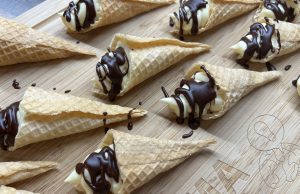 Domácí oplatkové zmrzlinky s vanilkovým krémem a čokoládou Oplatkové zmrzlinky s vanilkovým krémem a čokoládou: Nepečený dezert bez námahy