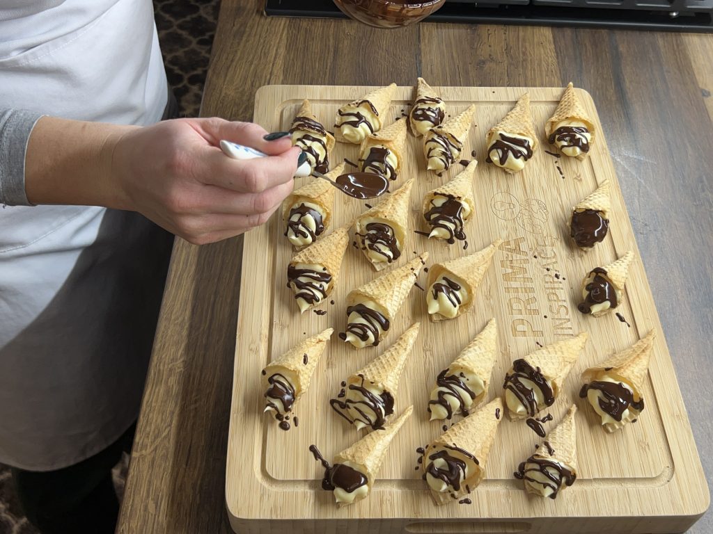 Domácí oplatkové zmrzlinky s vanilkovým krémem a čokoládou