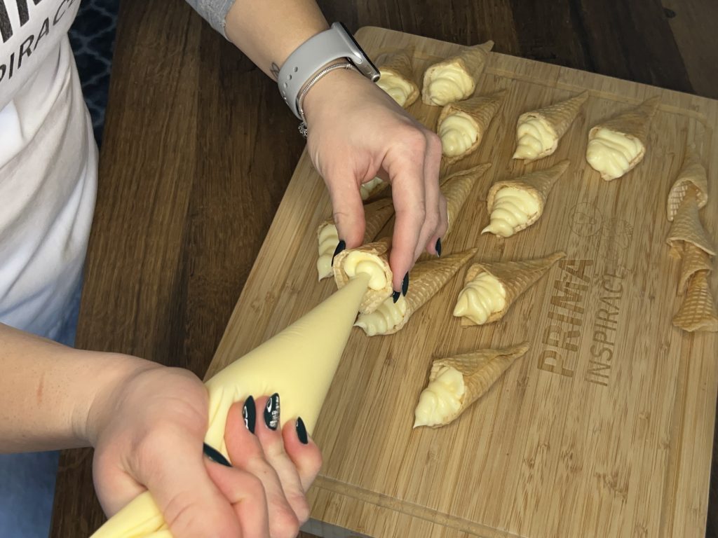 Domácí oplatkové zmrzlinky s vanilkovým krémem a čokoládou