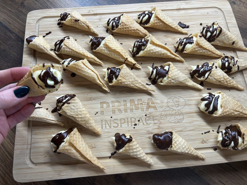 Domácí oplatkové zmrzlinky s vanilkovým krémem a čokoládou