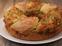 Kynutý sýrový věnec s jarní cibulkou – efektní slané pečivo, které zmizí ze stolu jako první