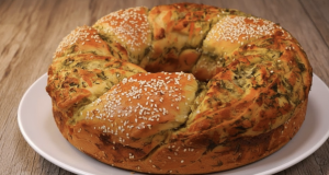 Kynutý sýrový věnec s jarní cibulkou – efektní slané pečivo, které zmizí ze stolu jako první