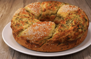Sýrový věnec s jarní cibulkou – Připravte si tuto vynikající slanou dobrotu! Kynutý sýrový věnec s jarní cibulkou – efektní slané pečivo, které zmizí ze stolu jako první