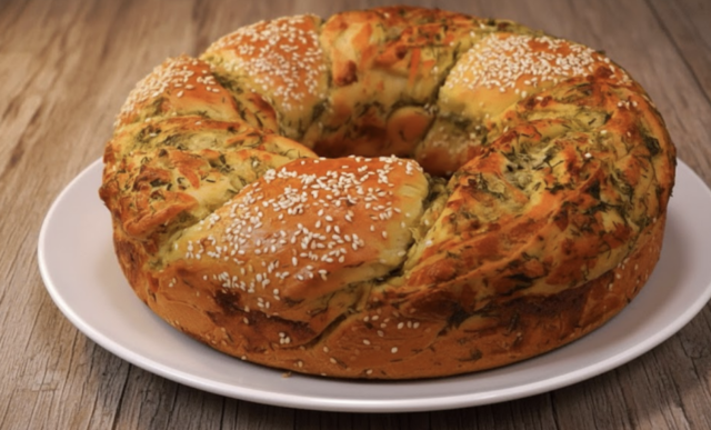 Kynutý sýrový věnec s jarní cibulkou – efektní slané pečivo, které zmizí ze stolu jako první