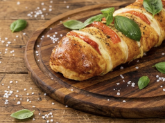 Tip na odpolední sváču: Křupavá bagetka připravená za pár minut! Bageta z listového těsta plněná šunkou, rajčaty a sýrem – rychlá slaná pochoutka