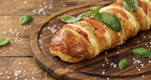 Bageta z listového těsta plněná šunkou, rajčaty a sýrem – rychlá slaná pochoutka