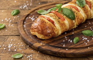 Tip na odpolední sváču: Křupavá bagetka připravená za pár minut! Bageta z listového těsta plněná šunkou, rajčaty a sýrem – rychlá slaná pochoutka